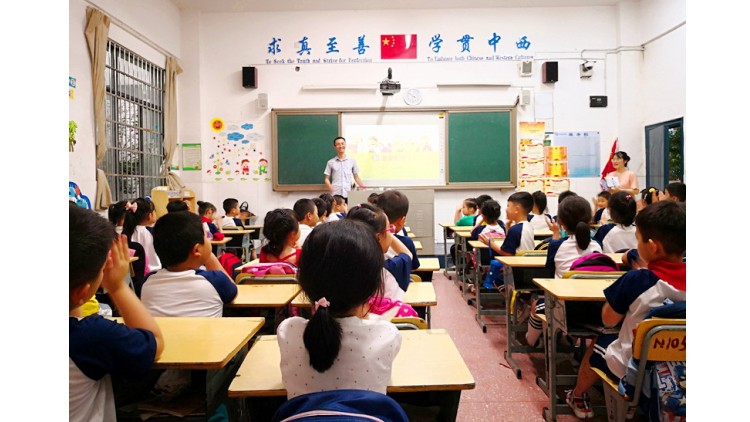 受长郡雨花外国语学校邀请，谷德律师公益普法进校园